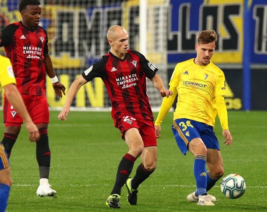 Sergio González (Cádiz) intenta llevarse el balón ante Guridi (Mirandés)