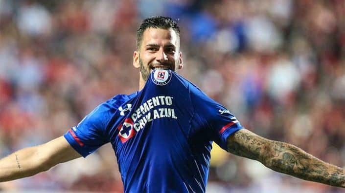 Edgar Méndez celebrando un gol con el Cruz Azul mexicano