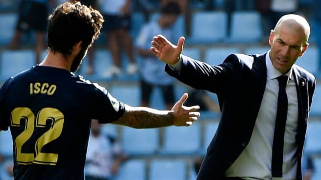 Zidane e Isco se saludan durante el encuentro del  Madrid en Balaídos. (Fuente: @realmadrid)