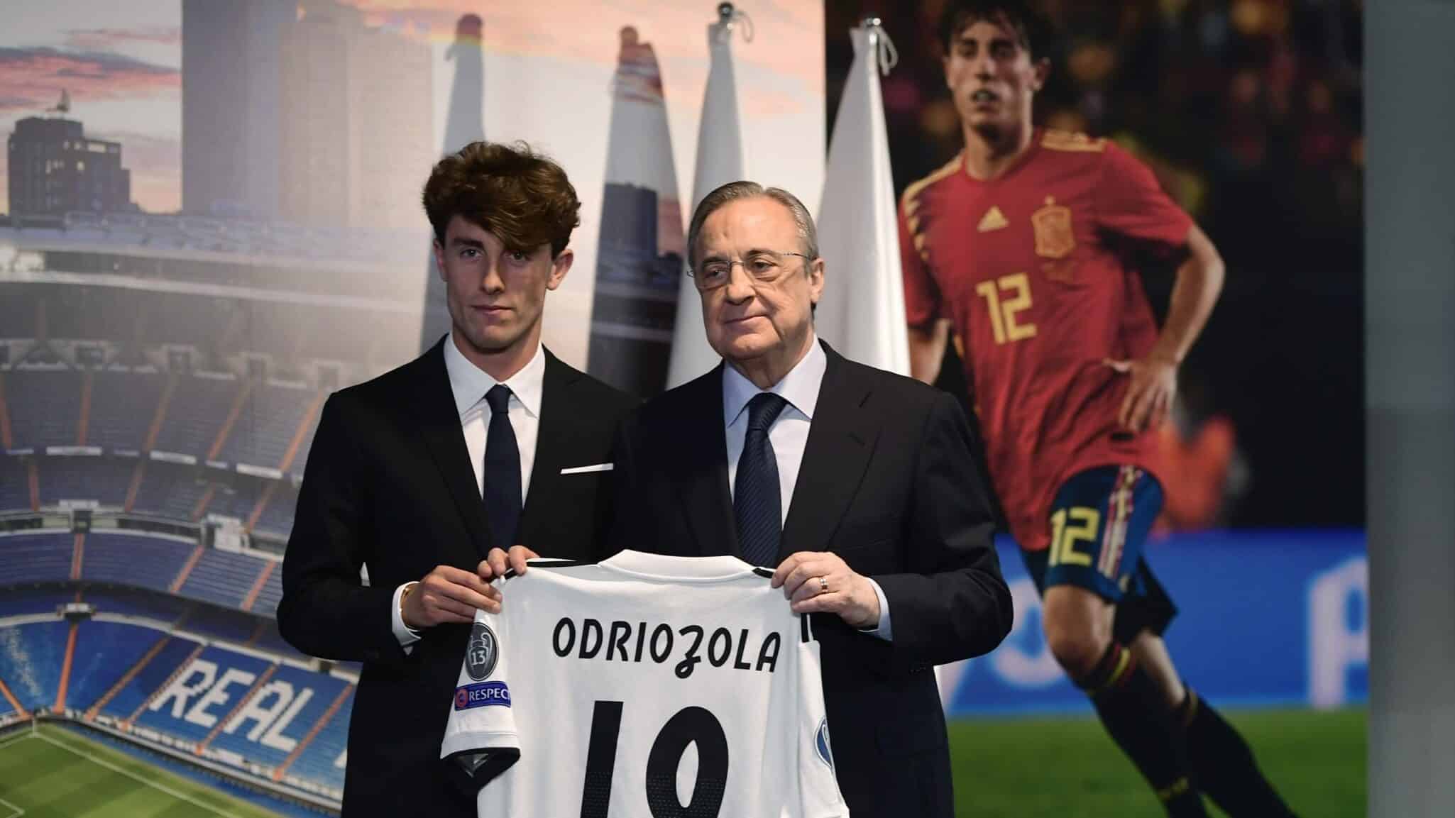 Odriozola posa junto a  Florentino en su presentación como futbolista del Real  Madrid. (Fuente: www.realmadrid.com)