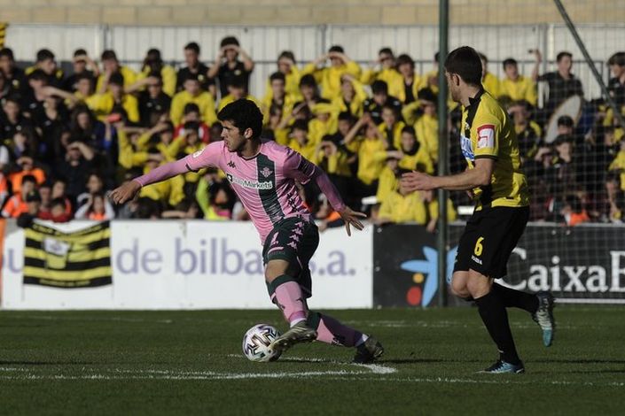 Aleñá controla un balón en La Florida en el Portugalete - Betis