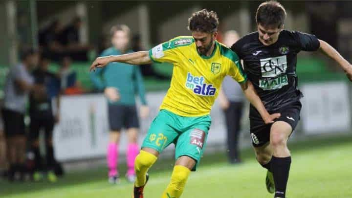 Raúl Ruiz en un partido con el AEK Larnaca