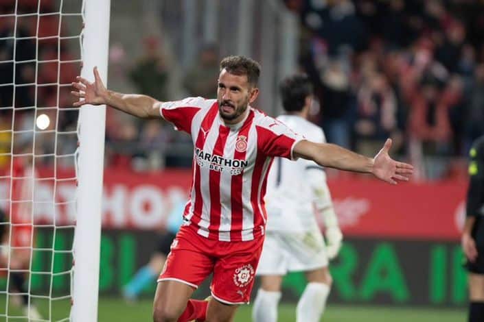 Stuani celebra el 1-0 en el Girona - Extremadura