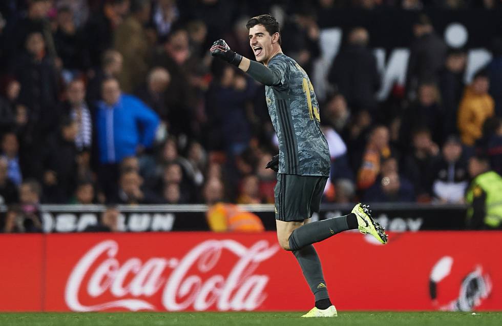 Courtois celebra el gol sobre la bocina del Madrid en Mestalla. (@realmadrid)