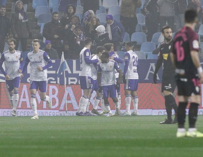 Jugadores del Zaragoza celebran el 1-0 de Raúl Guti al Sporting