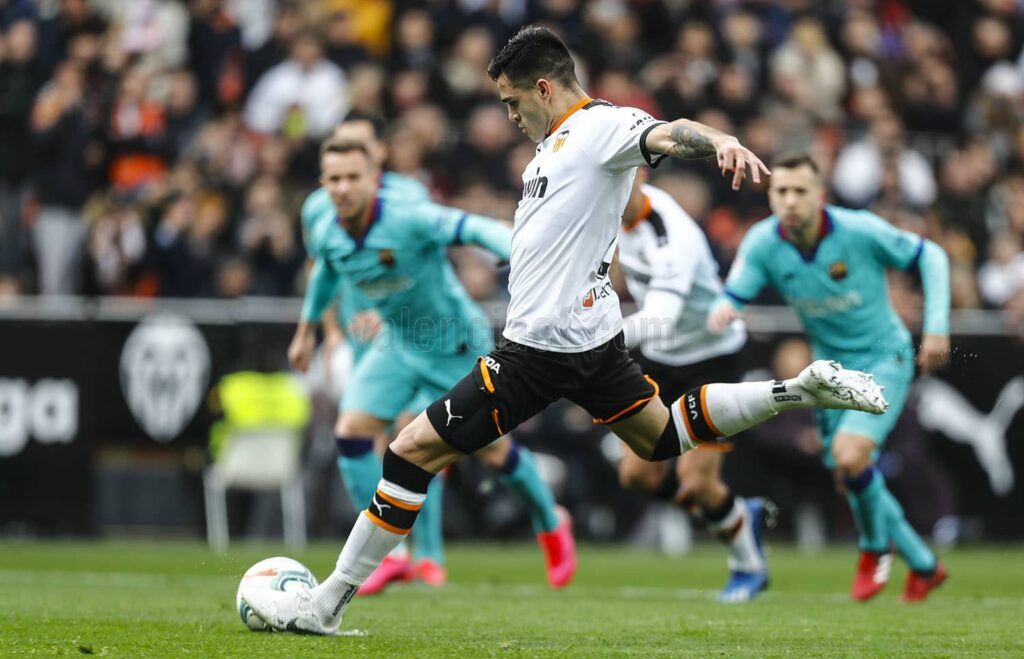 Maxi Gómez lidera al Valencia ante un Barça desaparecido