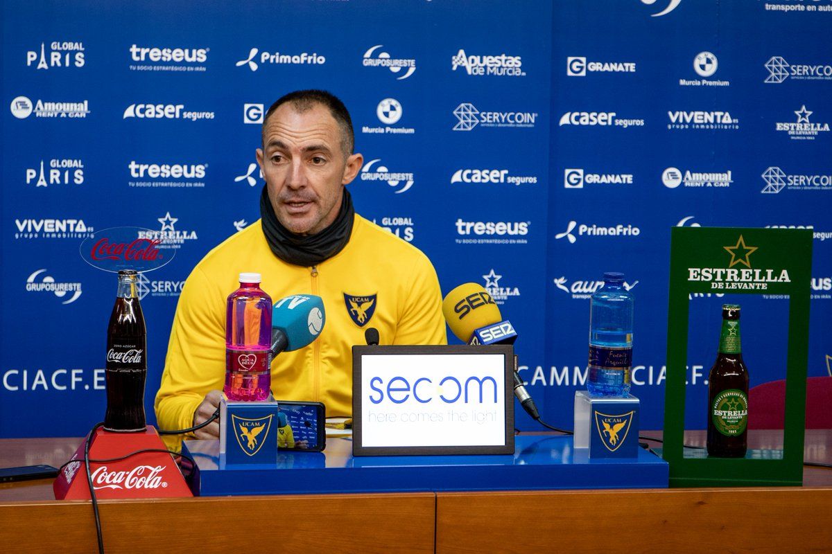 Pedro Munitis compareciendo ante los medios en su anterior etapa con el UCAM Murcia / Fuente: Twitter oficial UCAM Murcia