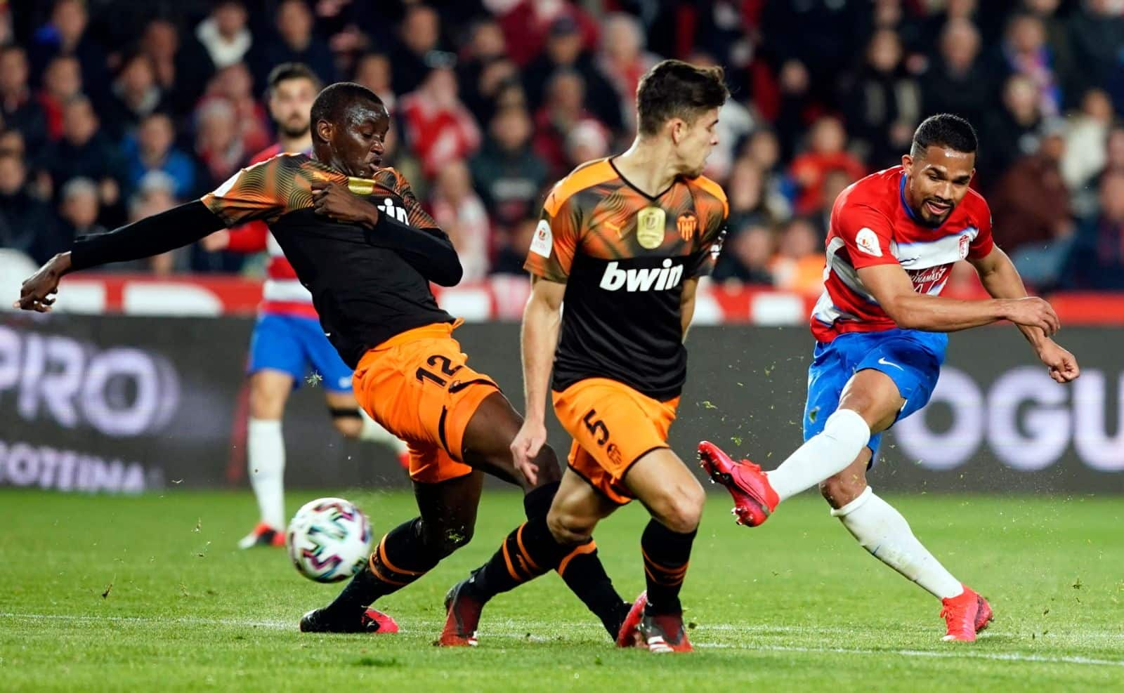 Lance del partido de Copa entre Granada y Valencia