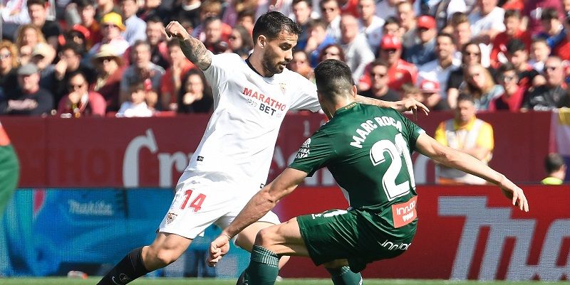 Suso regatea a Marc Roca | Imagen: Sevilla FC