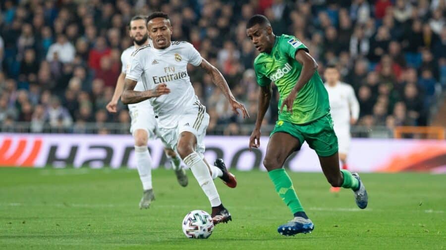 Isak controla en balón ante Éder Militao en un Real Madrid CLub de Fútbol - Real Sociedad.