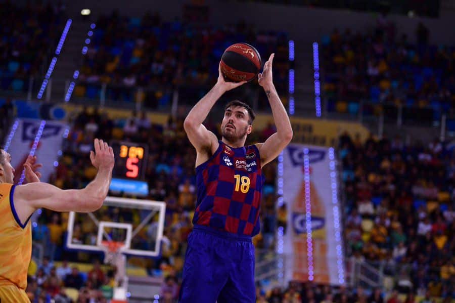 Oriola anotando delante de un jugador del Herbalife Gran Canaria (Fuente: @FCBbasket)