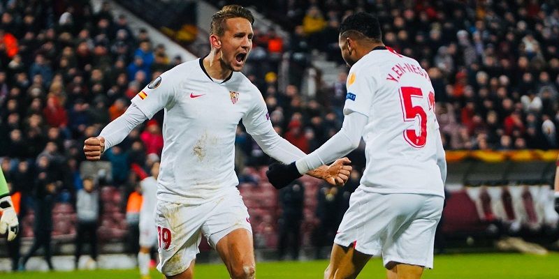 De Jong celebra junto a En-Nesyri su tanto | Imagen: Sevilla FC