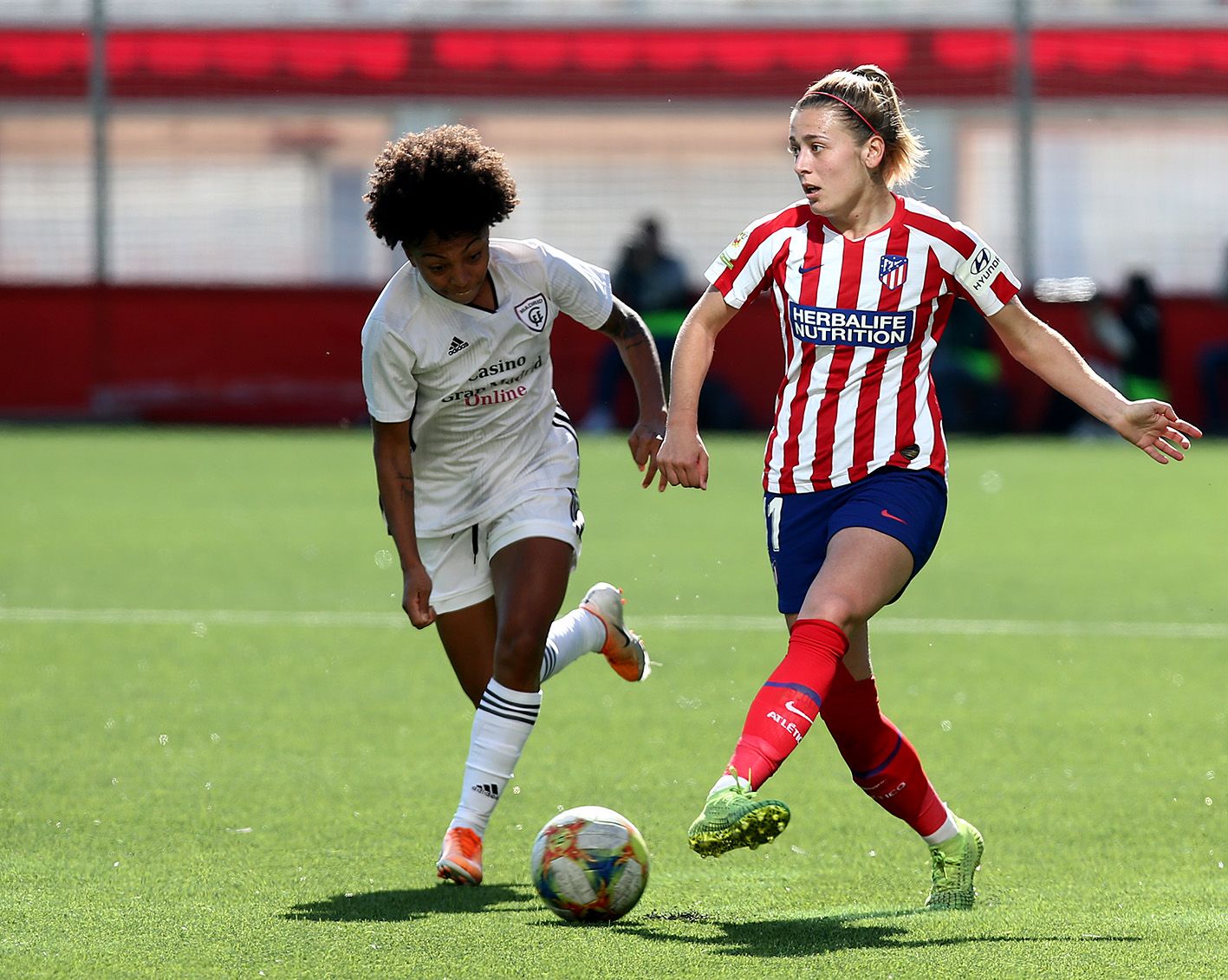 Derbi con necesidades totalmente opuestas entre los dos clubes de Madrid qeu se decidió a favor de las rojbilancas. 
Fuente:  www.atleticodemadrid.com