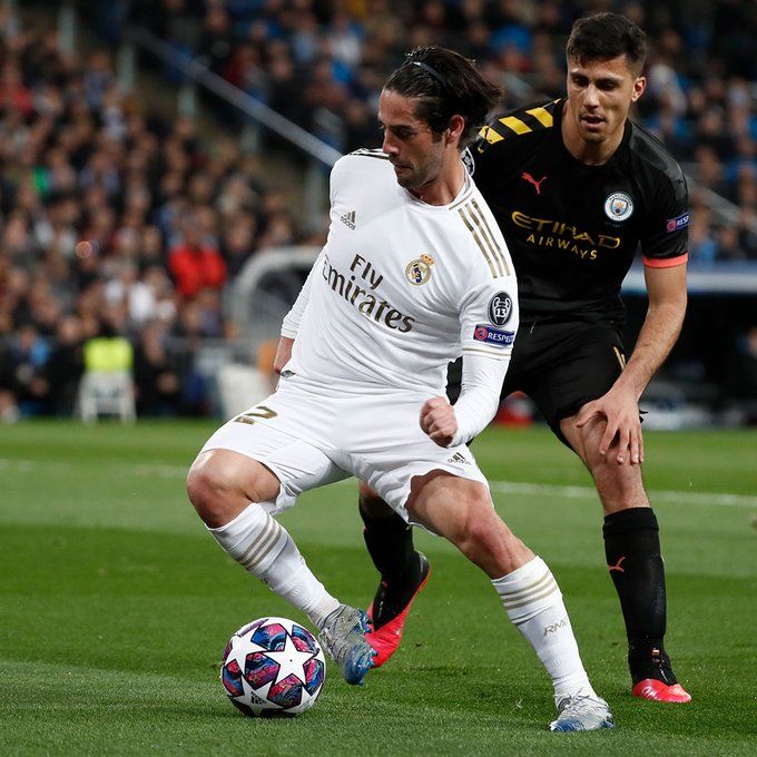 Isco disputa un balón con Rodri, del Manchester City (foto: Real Madrid)