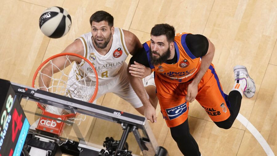 Felipe Reyes pelea con Bojan Dubljevic por un rebote en un Real Madrid - Unicaja. Foto: Liga Endesa.