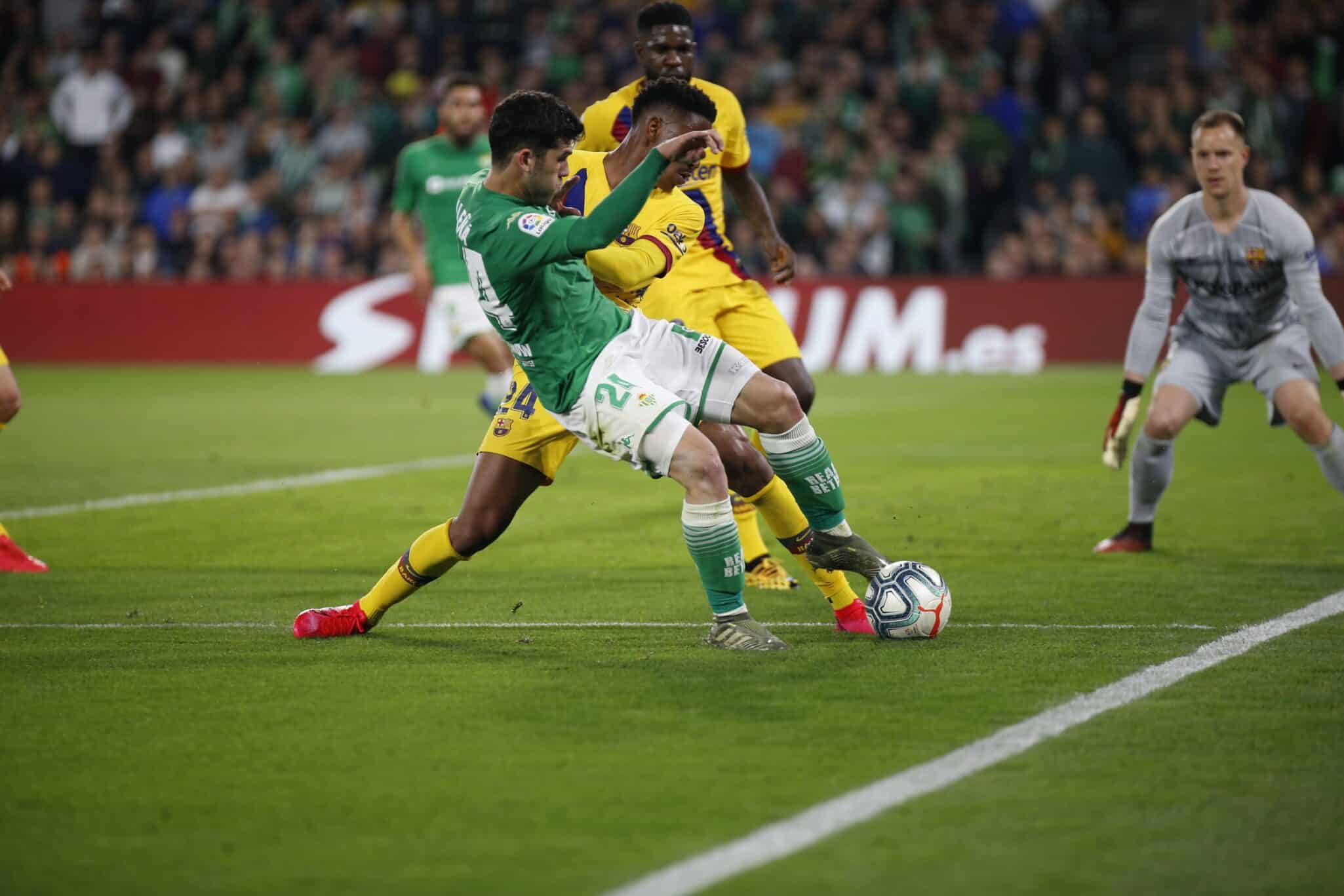 Aleñá y Junior luchan el balón. Fuente: Real Betis Balompié
