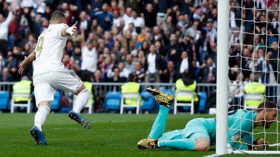 Karim Benzema anota un gol a Jan Oblak en un Real Madrid Club de Fútbol - Club Atlético de Madrid
