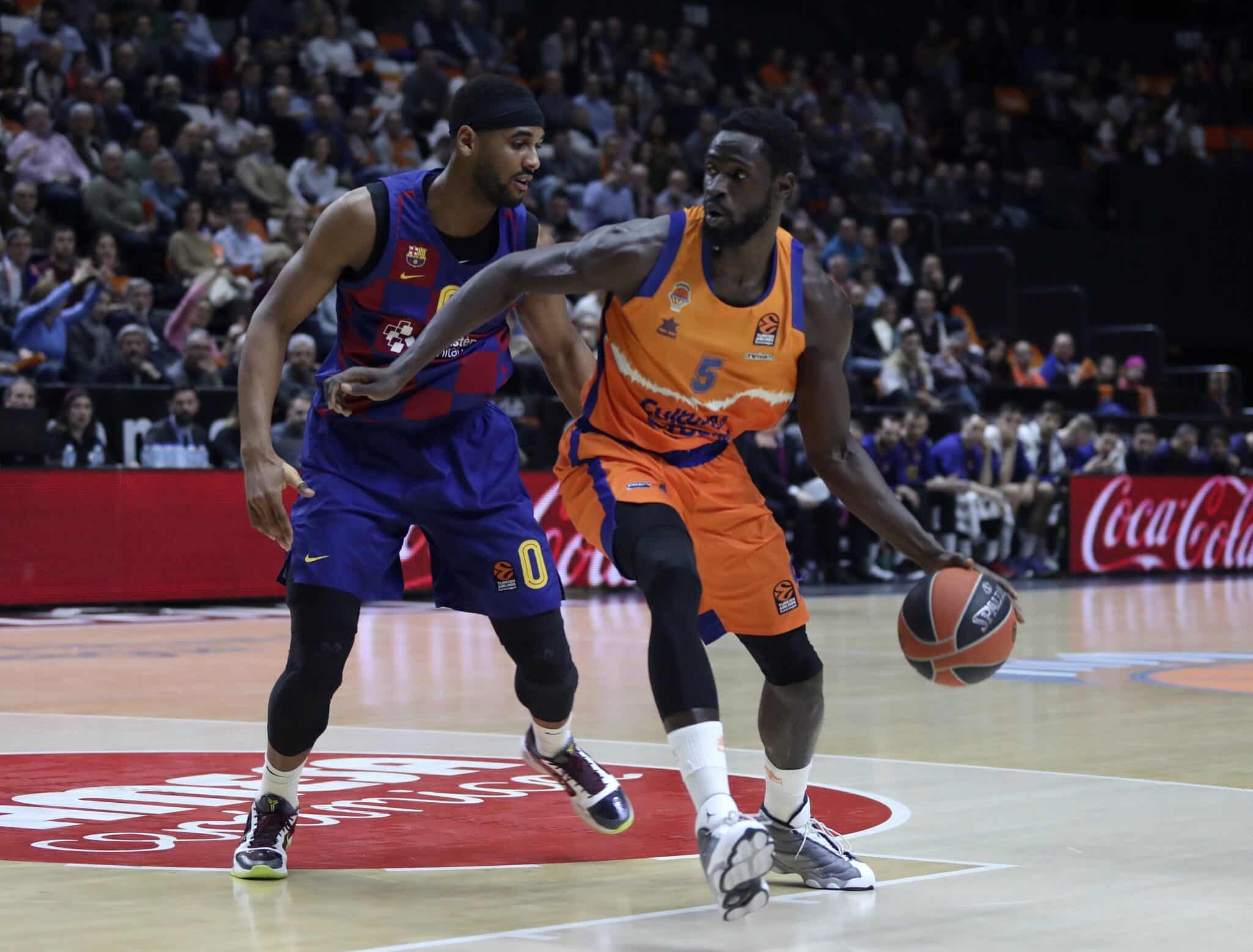 Ndour siendo defendido por Davies