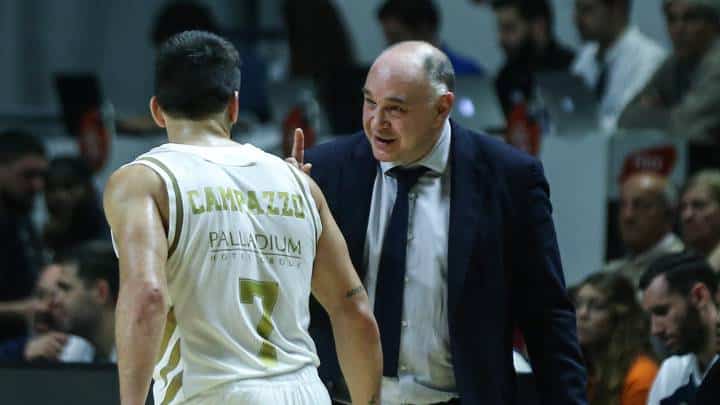 Pablo Laso da una indicación a Facundo Campazzo en un partido como entrenador del Real Madrid.