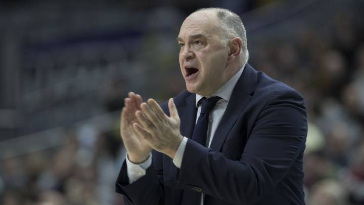 Pablo Laso aplaude a sus jugadores en un partido como entrenador del Real Madrid.