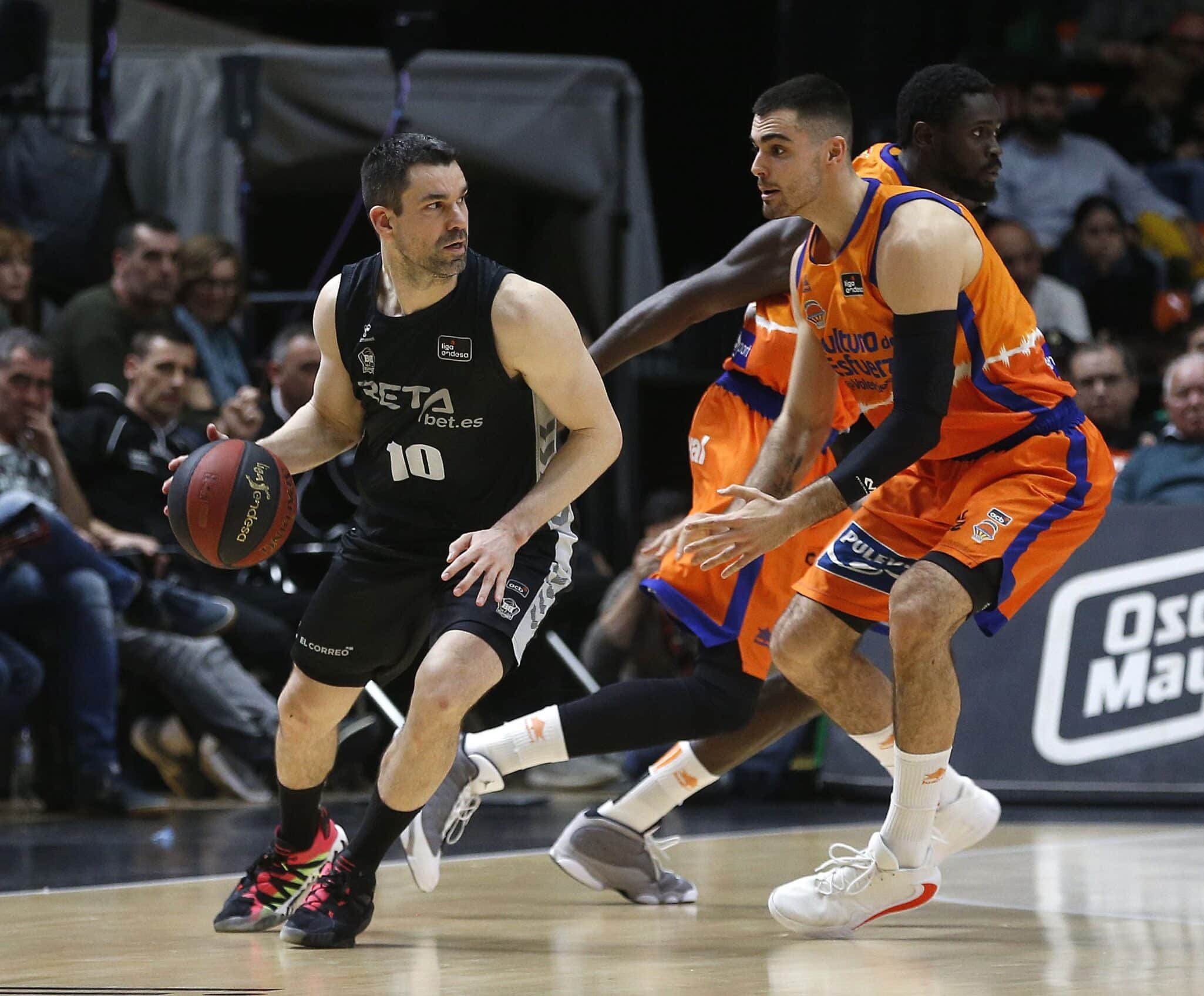 Rafa Martínez siendo defendido por Alberto Abalde.