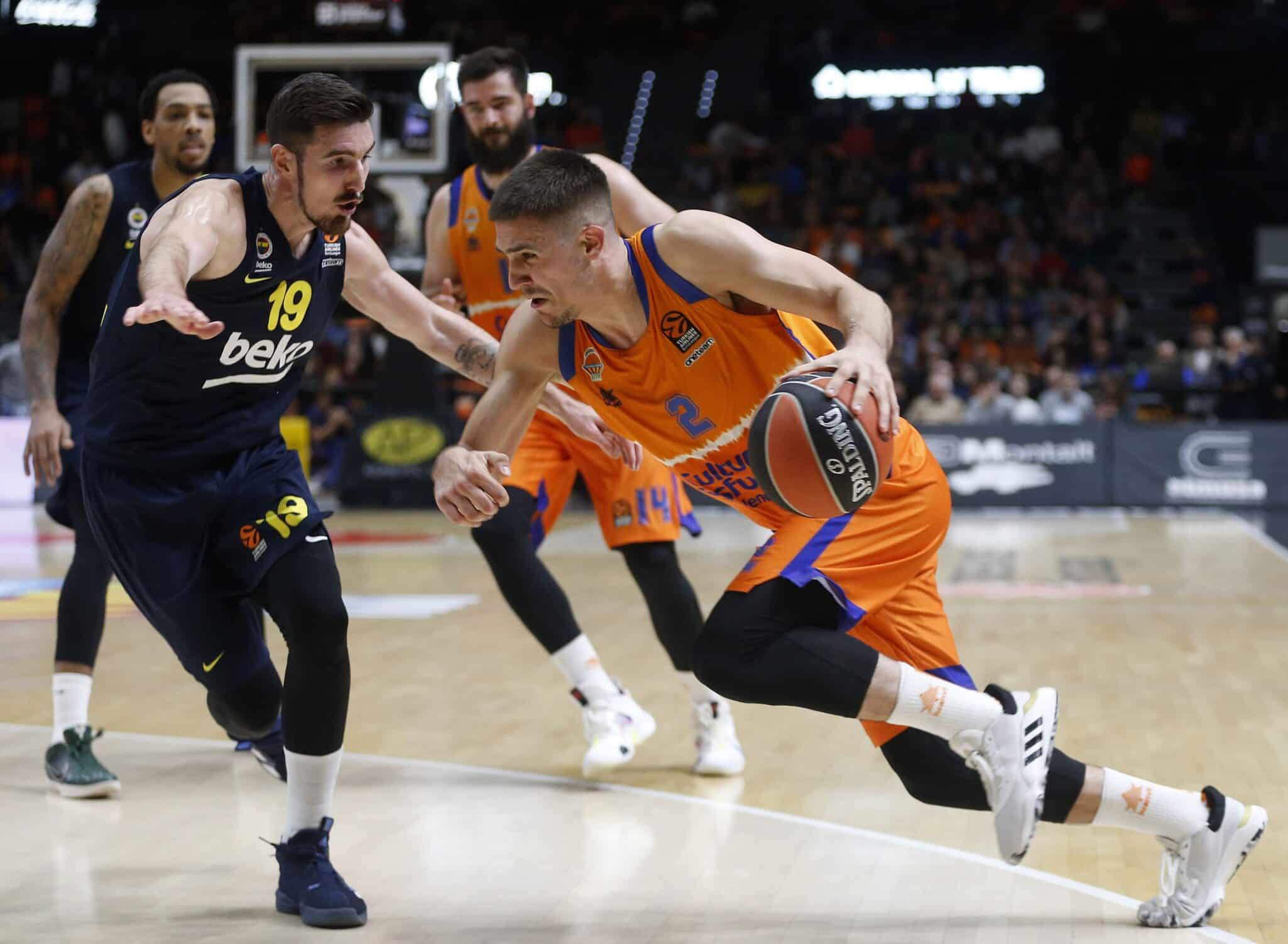 Vanja Marinkovic penetrando ante Nando De Colo.