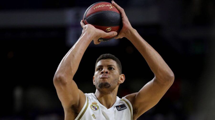 Walter Tavares lanza a canasta en un partido como jugador del Real Madrid.