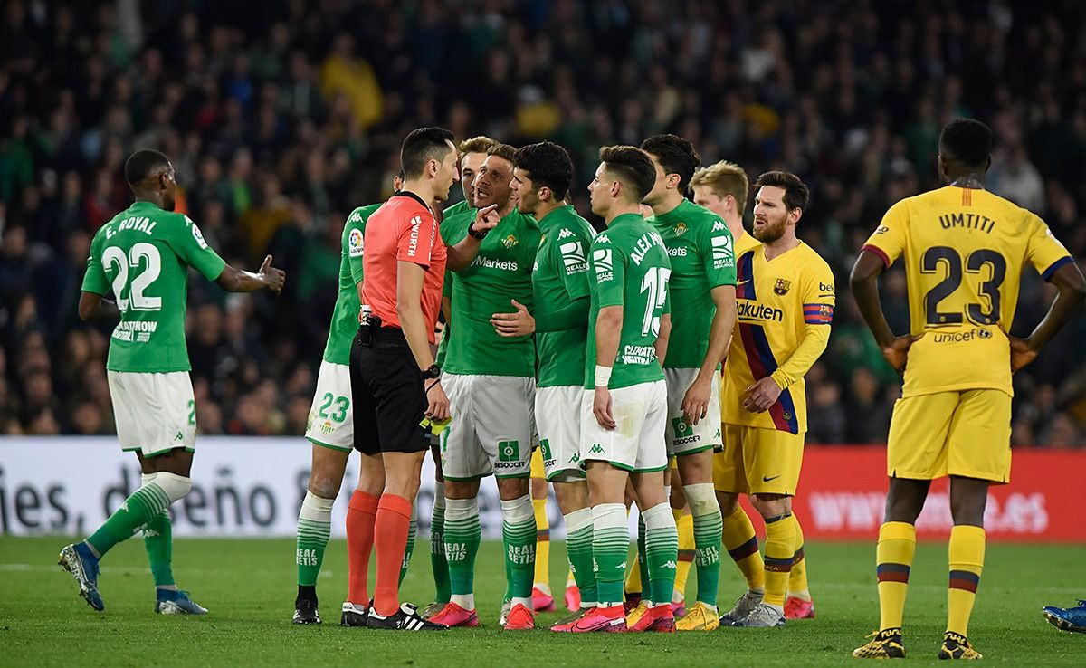 El Betis protesta la roja a Fekir frente al FC Barcelona