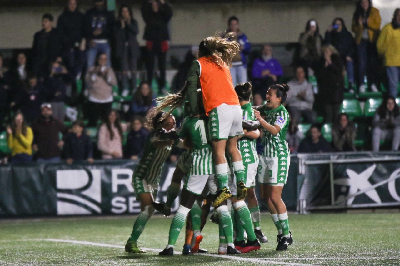 La plantilla del Real Betis celebrando la victoria ante el Atlético de Madrid. / @RealBetisFem