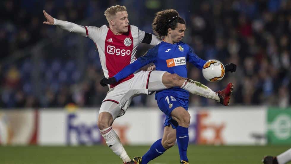 Marc Cucurella frente al Ajax en Europa League