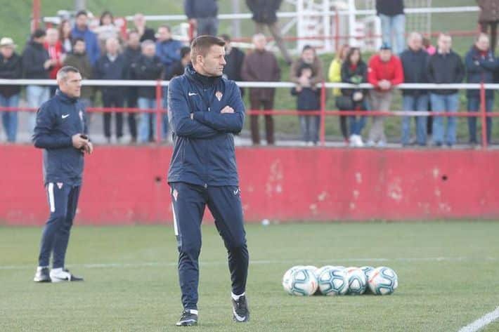 Miroslav Djukic en un entrenamiento en Mareo con el Sporting