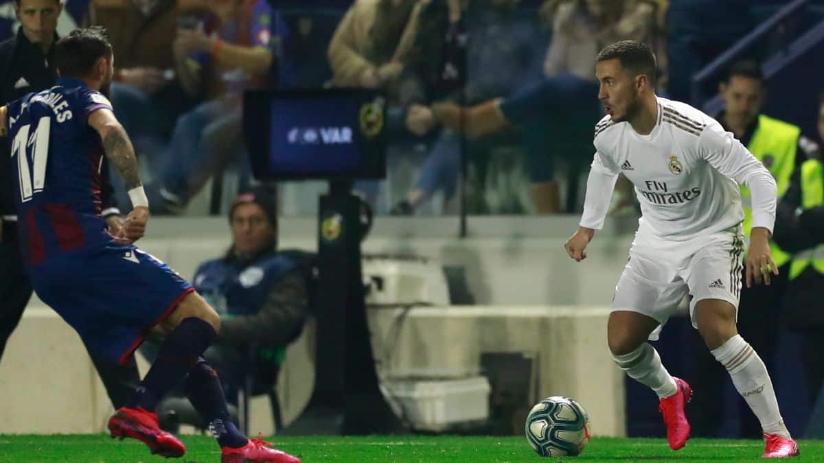 Hazard controla el esférico en el Ciutat de Valencia