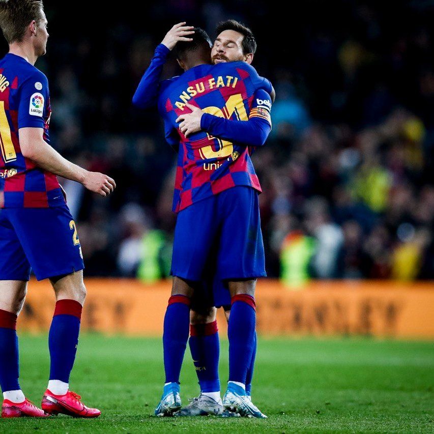 Messi y Ansu Fati se abrazan tras un gol