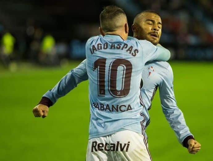 Iago Aspas y Rafinha se abrazan tras la victoria del Celta sobre el Sevilla