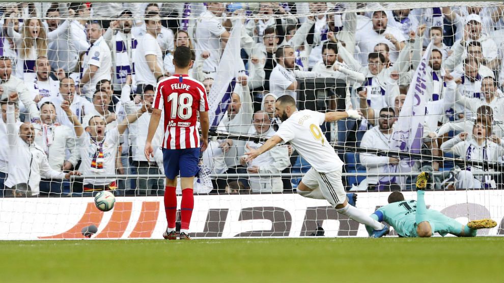 Benzema celebra el gol que dio al Real Madrid la victoria frente al Atleti