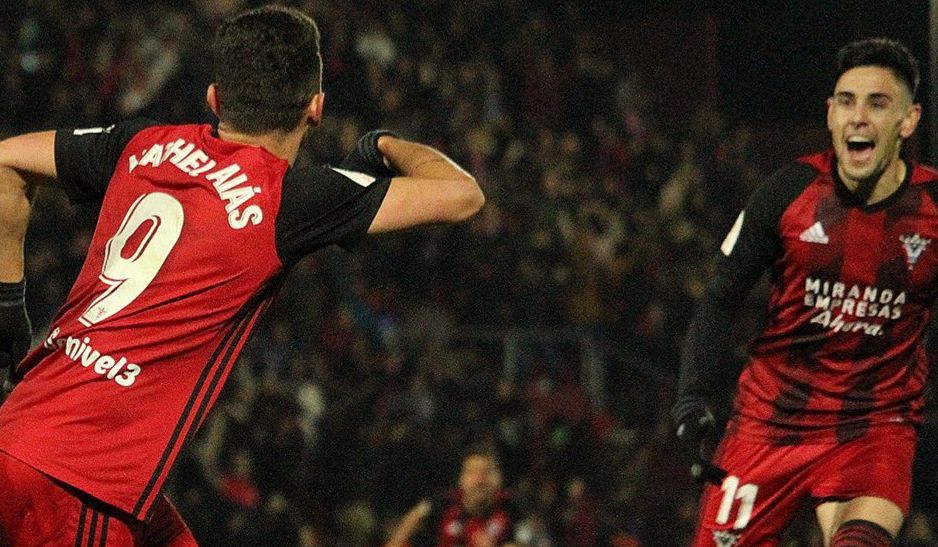 Matheus Aias y Martin Merquelanz celebran uno de los tantos frente al Villarreal