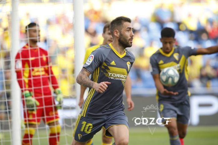 Perea celebra el gol que supuso el 0-1 del Cádiz