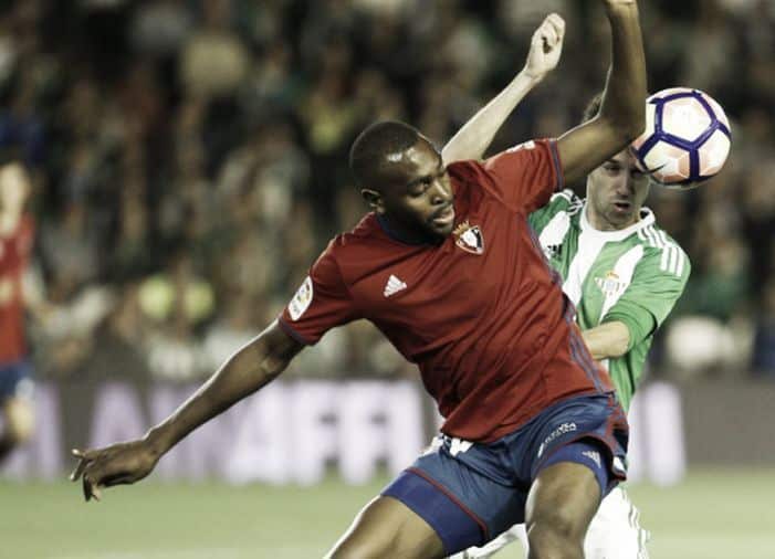 Raoul Loé en un partido con Osasuna