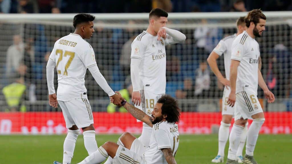 Los jugadores del Madrid se lamentaban sobre el terreno de juego tras el pitido final. (@LaLiga)