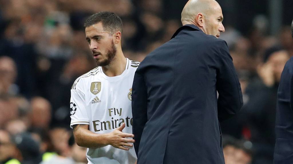 Eden Hazard saluda a Zidane durante un partido de la fase de grupos de Champions League. (@realmadrid)