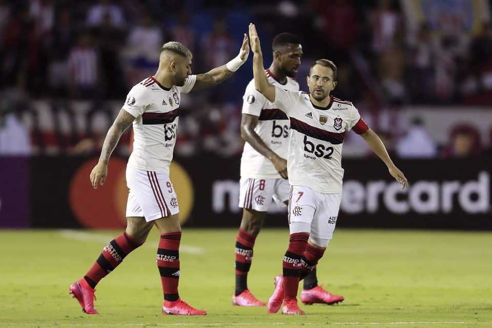 BARRANQUILLA, COLOMBIA - MARCH 04: Everton Ribeiro of Flamengo (R) celebrates with teammate Gabriel Barbosa after scoring the first goal of his team during the group A match of Copa CONMEBOL Libertadores between Junior and Flamengo at Estadio Metropolitano on March 4, 2020 in Barranquilla, Colombia. (Photo by Daniel Munoz/VIEW press via Getty Images)