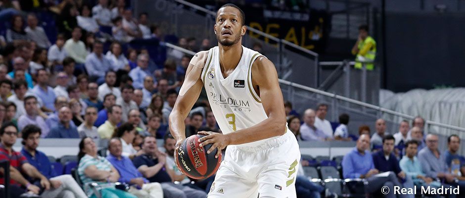 Anthony Randolph lanza a canasta en un partido como jugador del Real Madrid. Foto: Real Madrid.