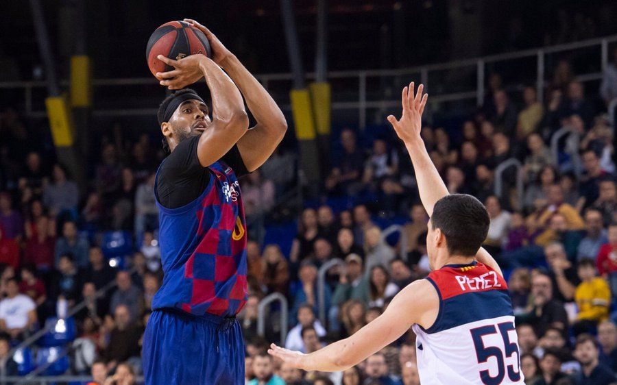 Brandon Davies anotando ante Dani Pérez (Fuente: Twitter @FCBbasket)
