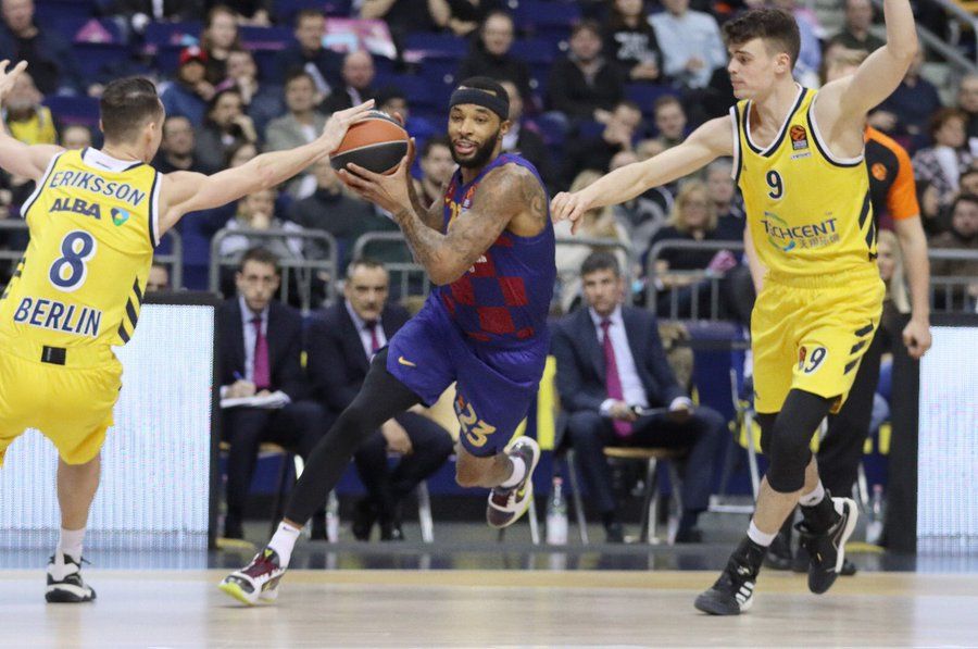 Malcolm Delaney ante dos jugadores del ALBA Berlín (Fuente: Twitter: @FCBbasket)