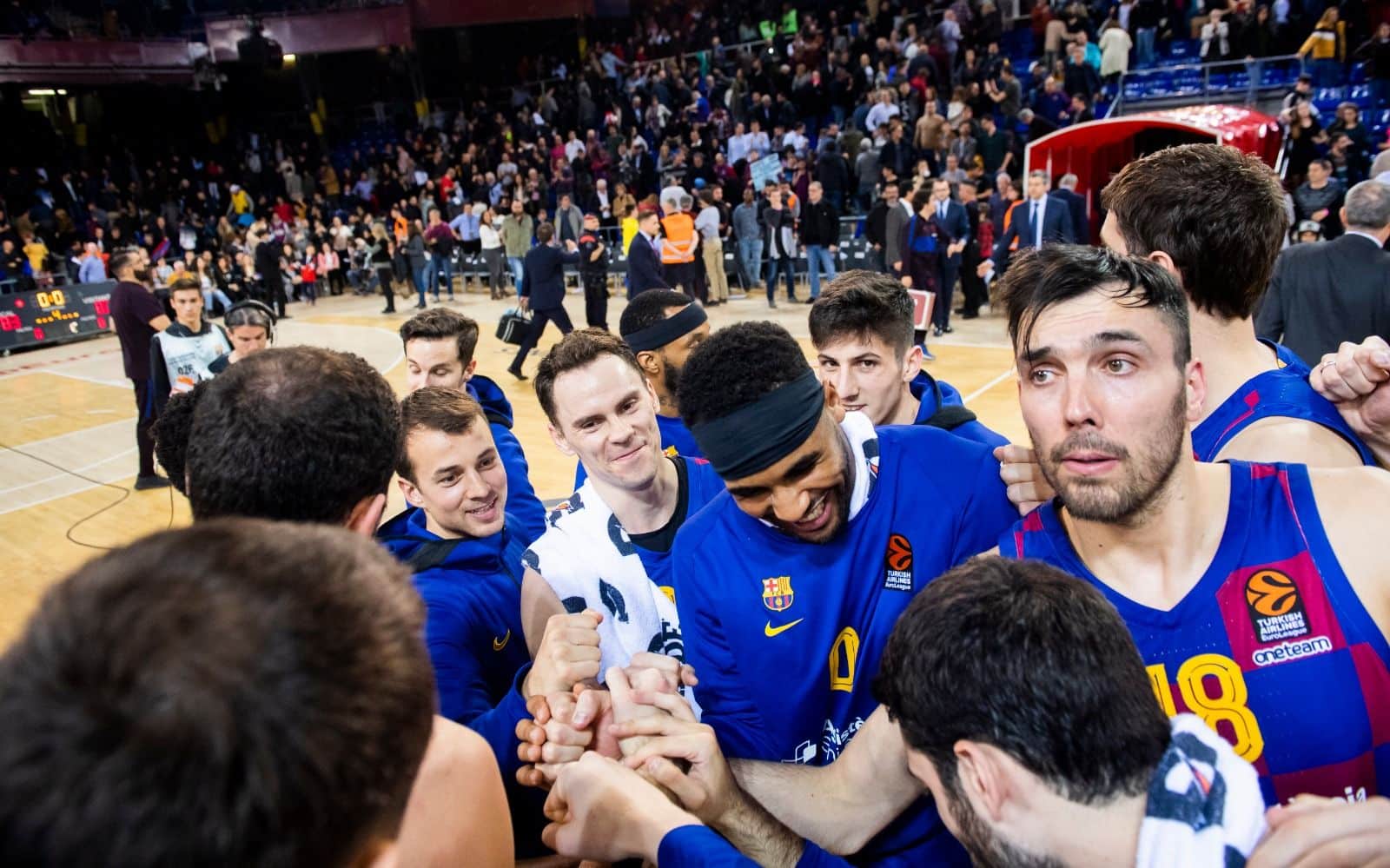 La plantilla celebrando un triunfo en el Palau (Fuente: Twitter @FCBasket)