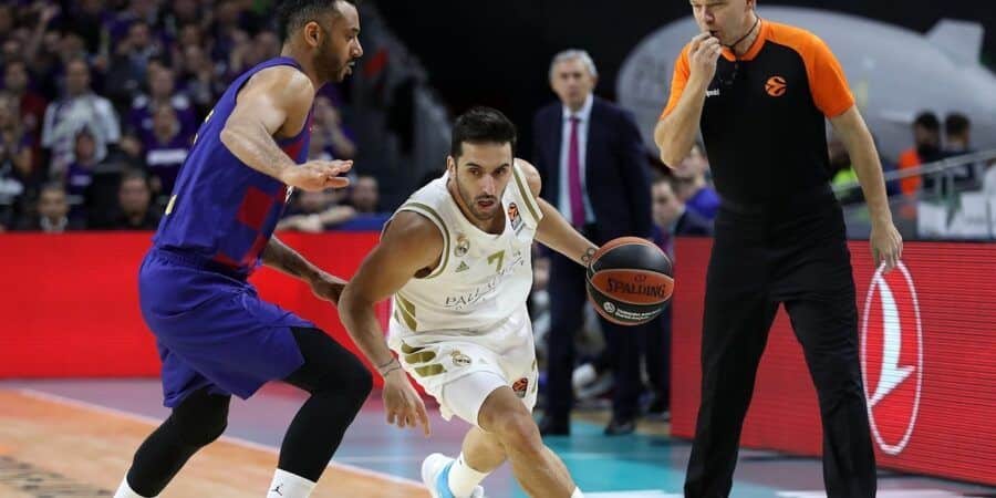 Facundo Campazzo regatea a Adam Hanga en un Real Madrid - FC Barcelona Lassa. Foto: Turkish Airlines Euroleague.