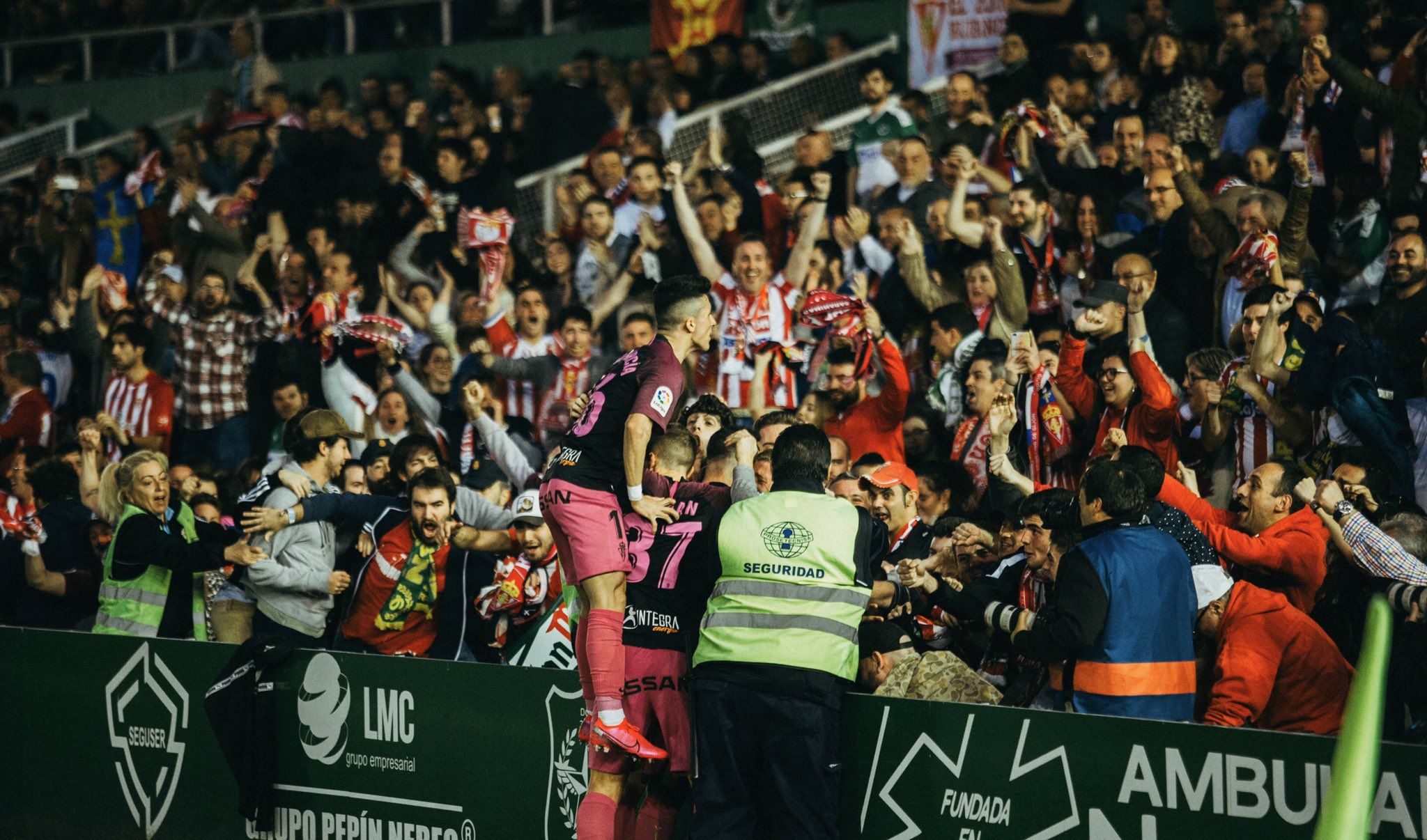 Afición del Sporting en la grada de los Campos de Sport de El Sardinero