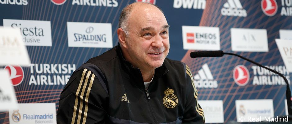 Pablo Laso atiende a los medios de comunicación como entrenador del Real Madrid. Foto: Real Madrid.