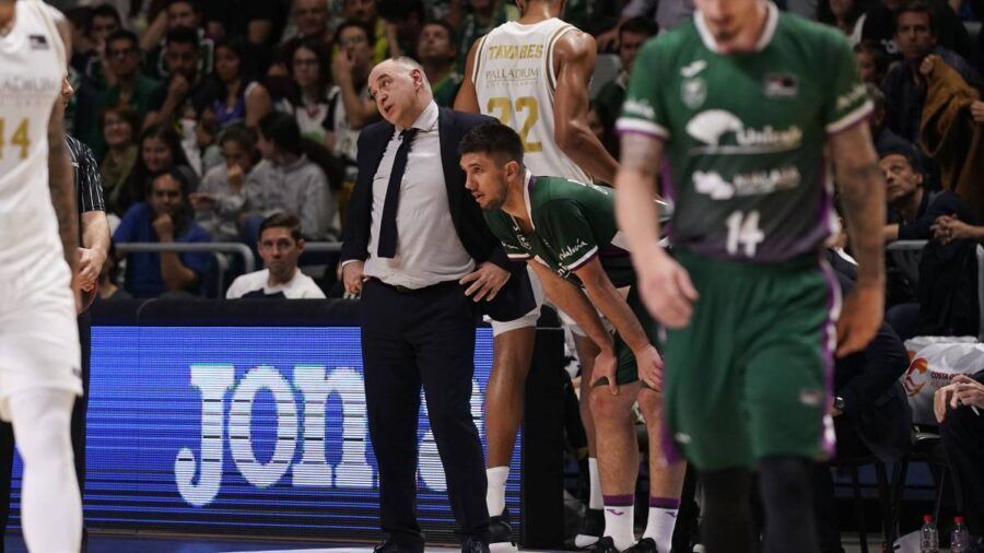 Pablo Laso protesta una decisión arbitral en un Unicaja - Real Madrid.