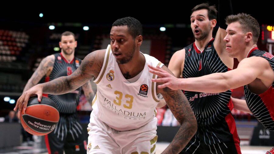 Trey Thompkins controla el balón rodeado de jugadores del AX Armani Exchange Milan en un partido como jugador del Real Madrid. Foto: Turkish Airlies Euroleague.
